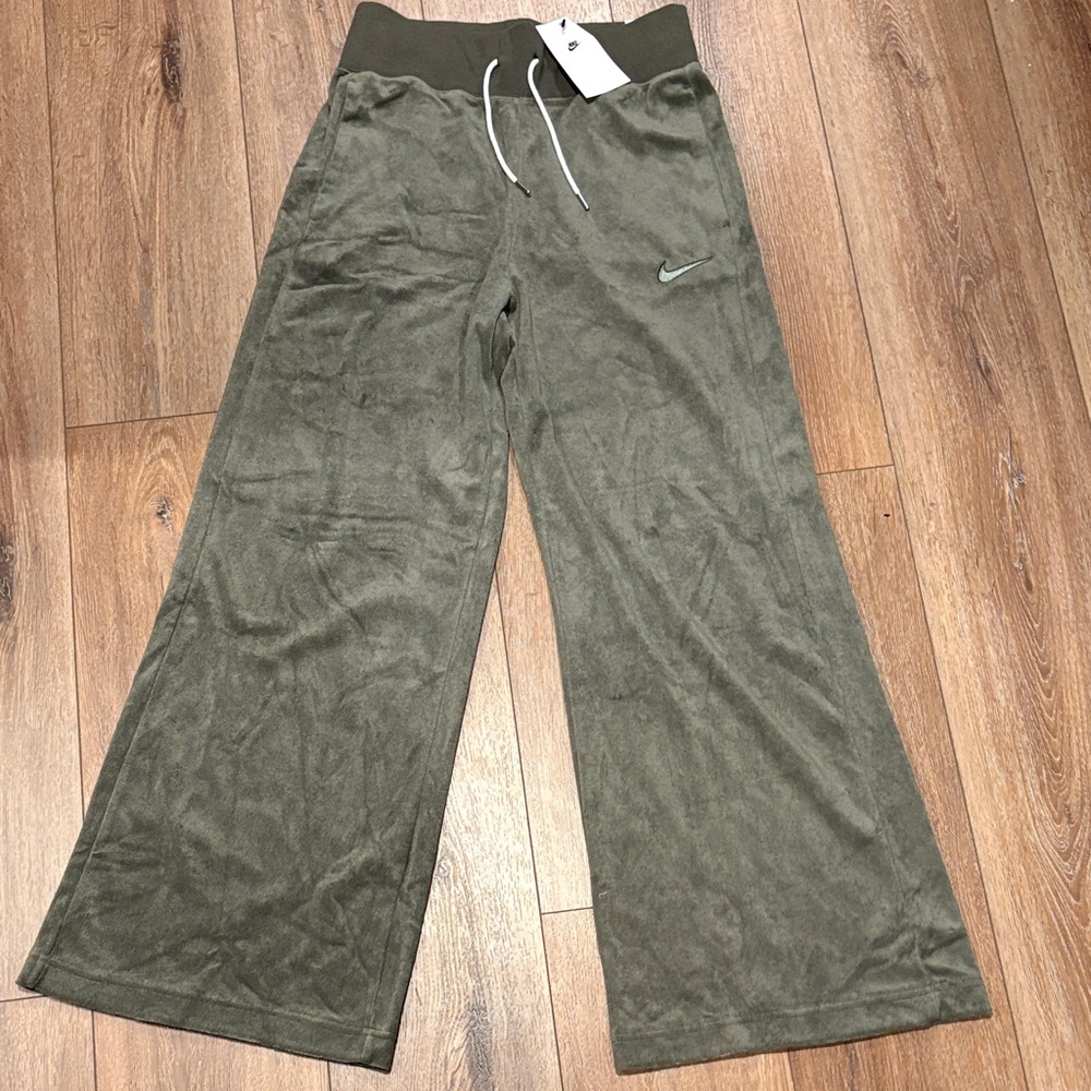 NWT women’s Nike terrycloth sage green sweatpants small